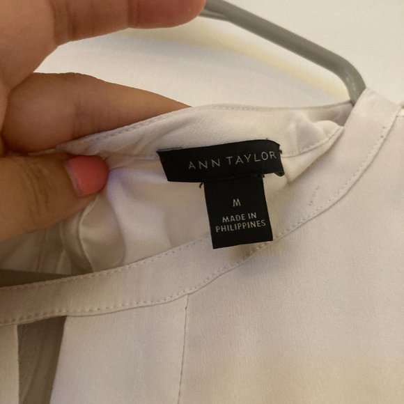 Ann Taylor V-Cutout Shell sleeveless Medium Ivory - Picture 3 of 3